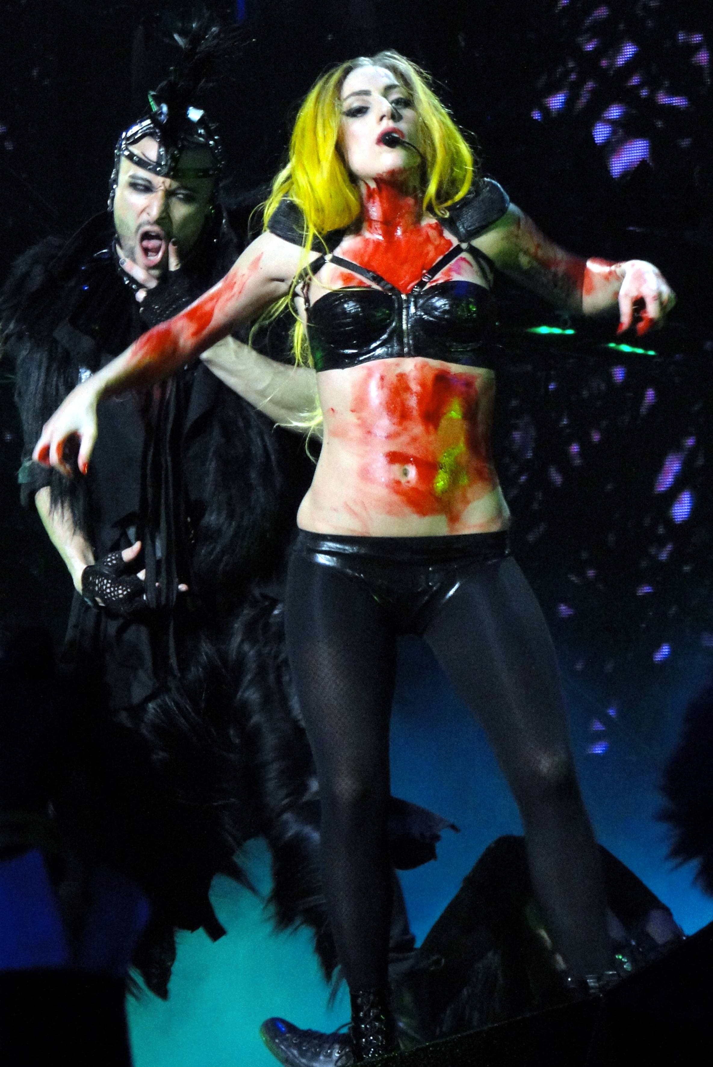 Monster ball песня