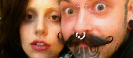 Lady Gaga chez le tatoueur à Chicago
